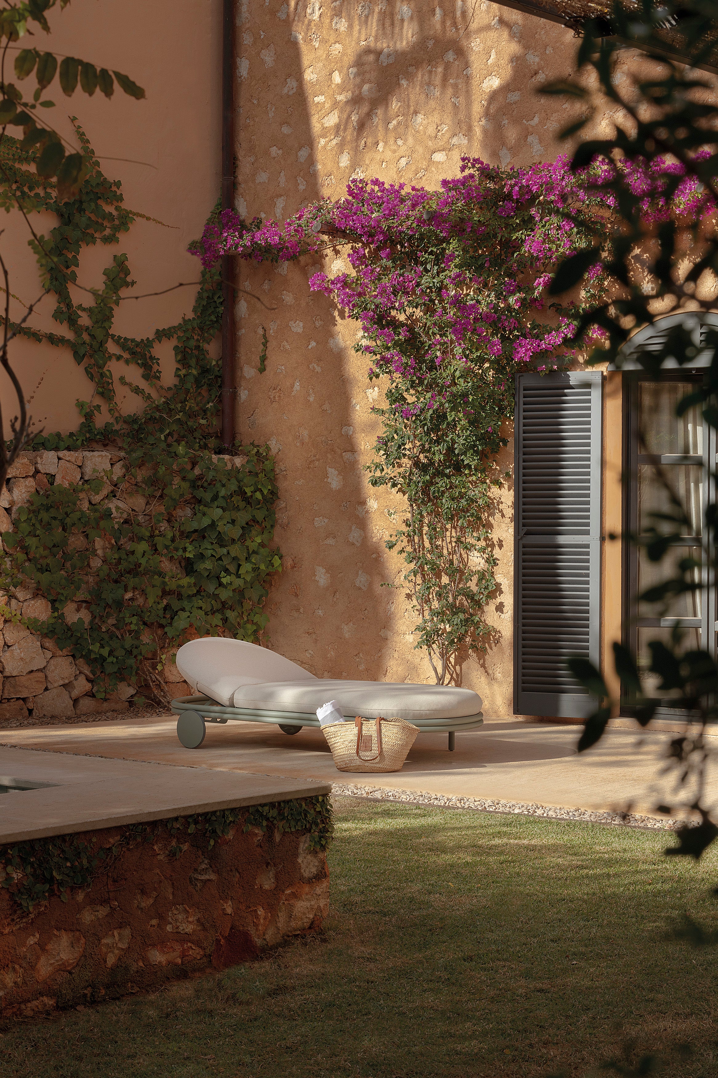 Cask outdoor lounger with wheels