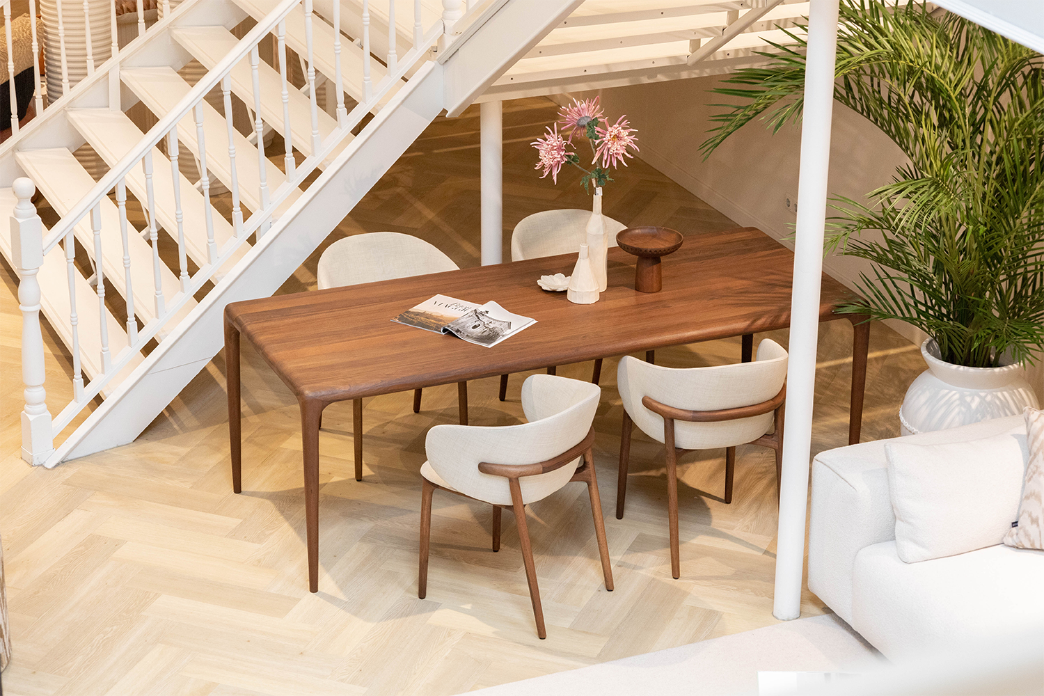 Latus dining table