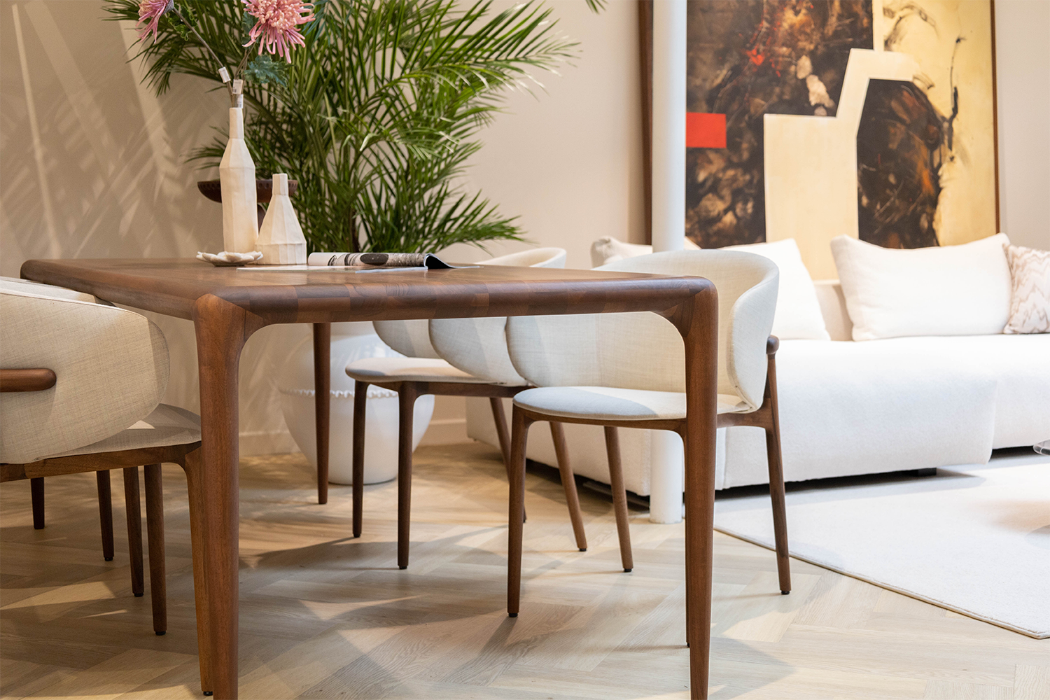 Latus dining table