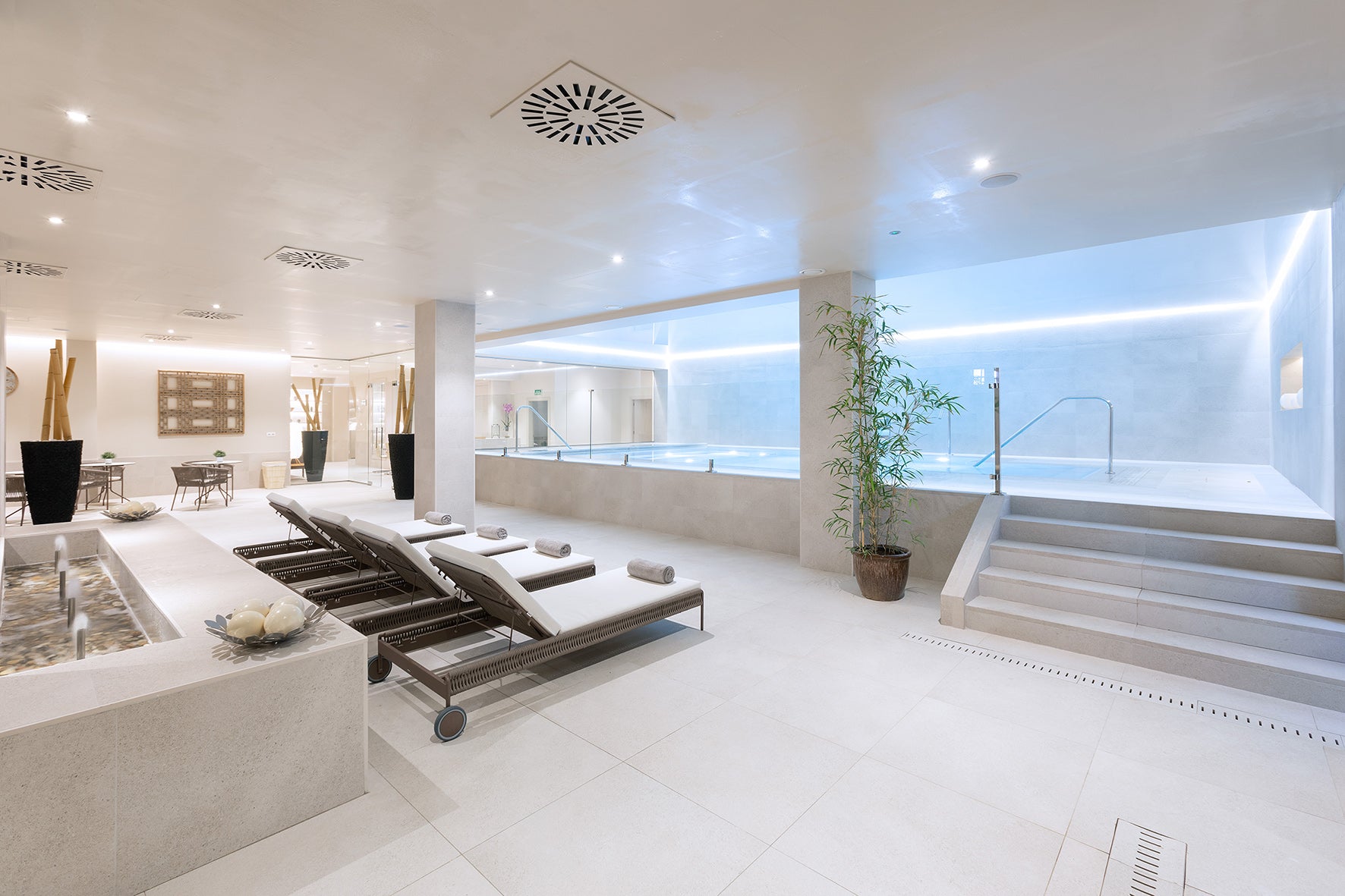 Special porcelain pieces from the Stromboli collection