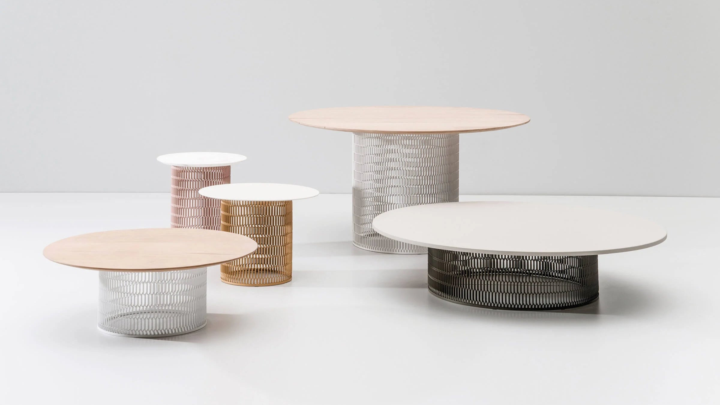 Mesa de comedor Mesh D90 | Base 31C | Superficie de teca contract Ø90