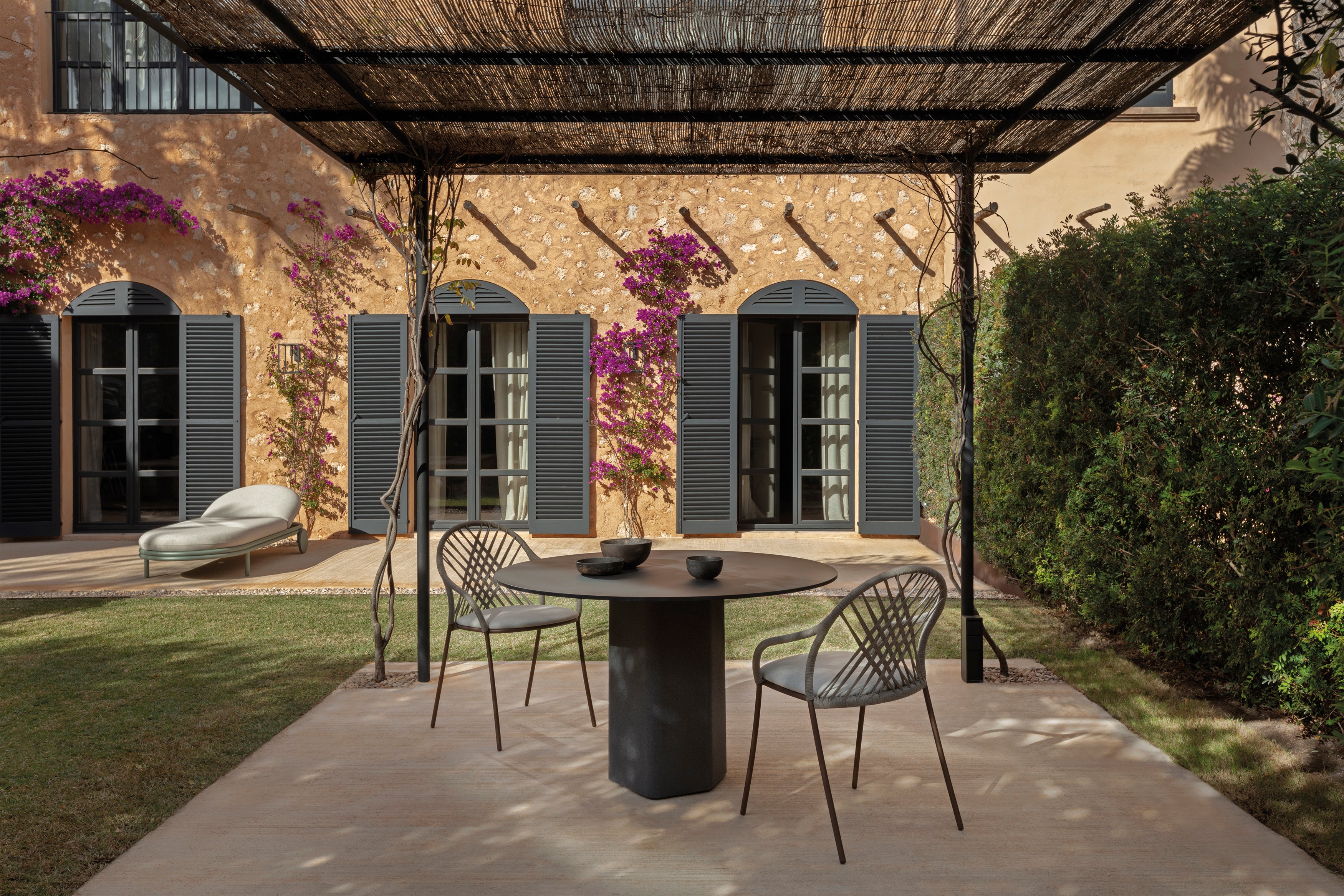 Talo round outdoor dining table