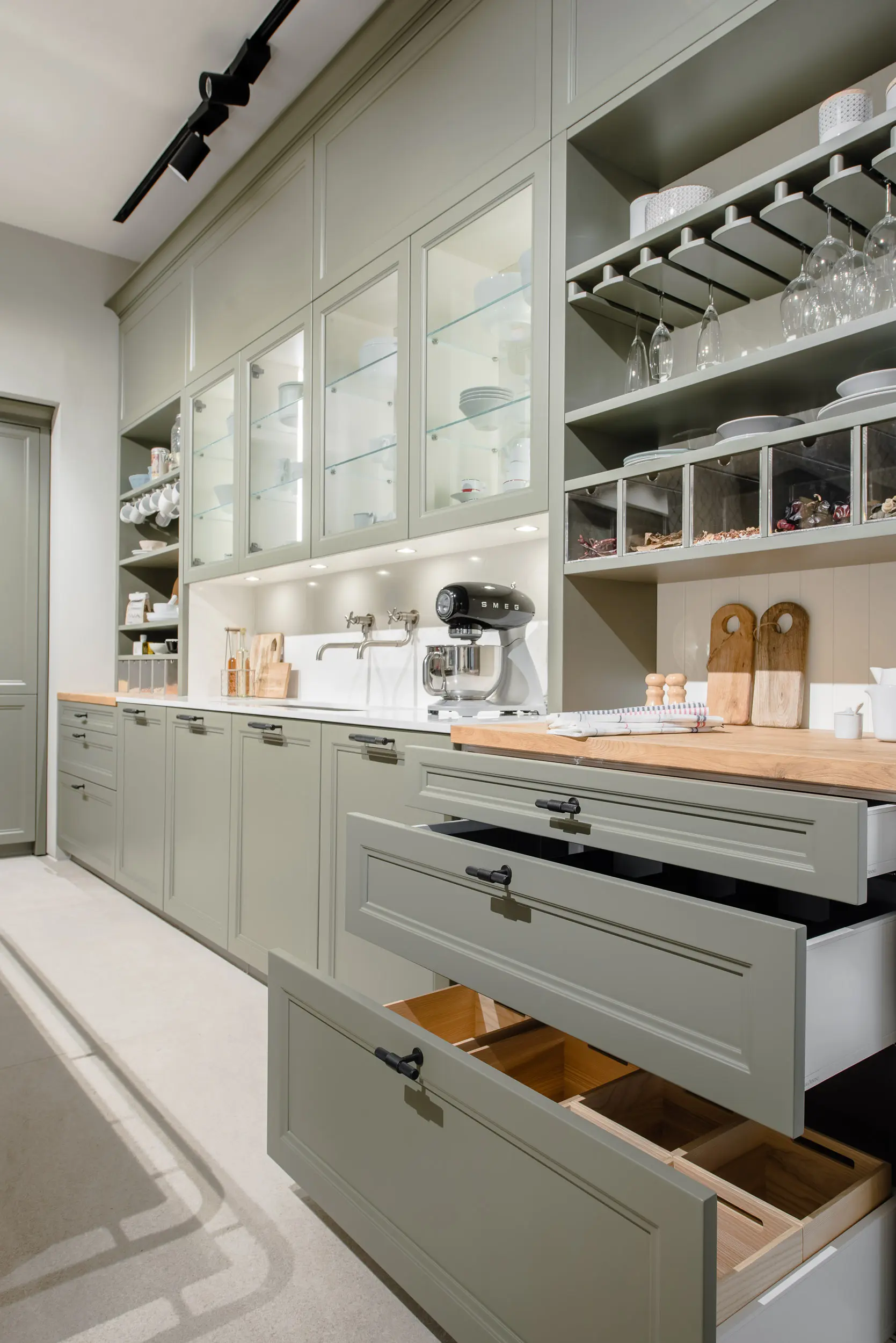 MONTAJE Y DISEÑO DE COCINAS, Gunni &amp; Trentino