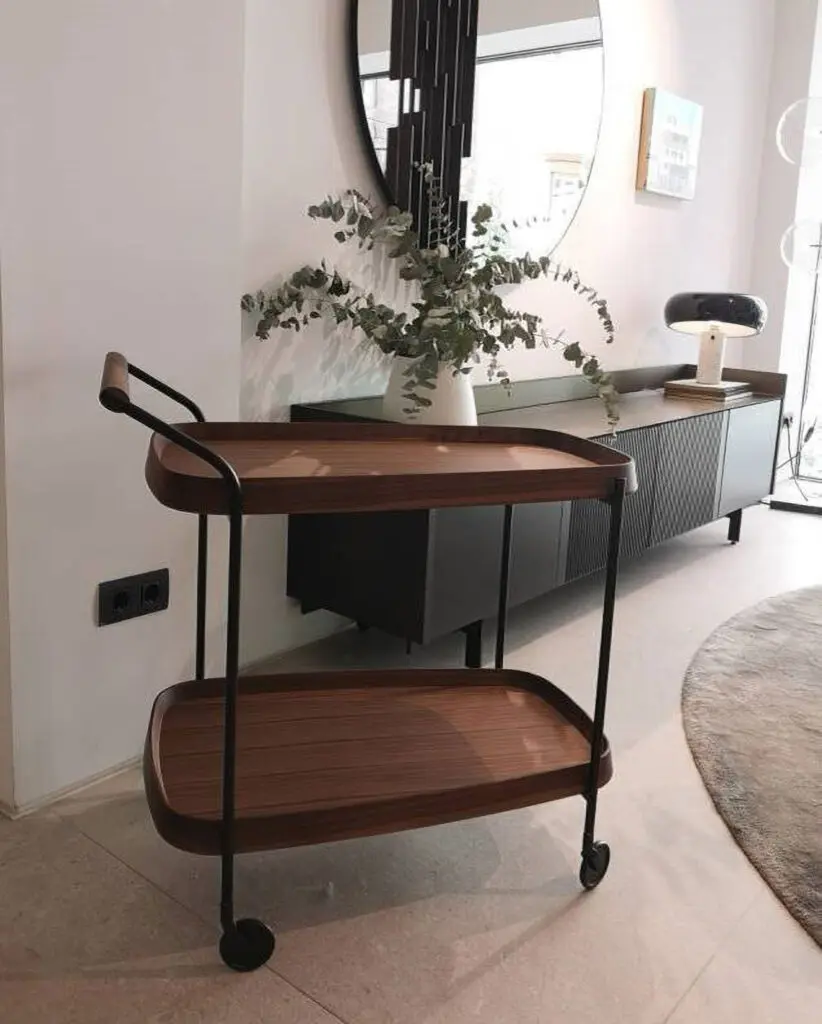 Elementos TOP que no pueden faltar en tu hogar. Carro con estructura metal negro mate