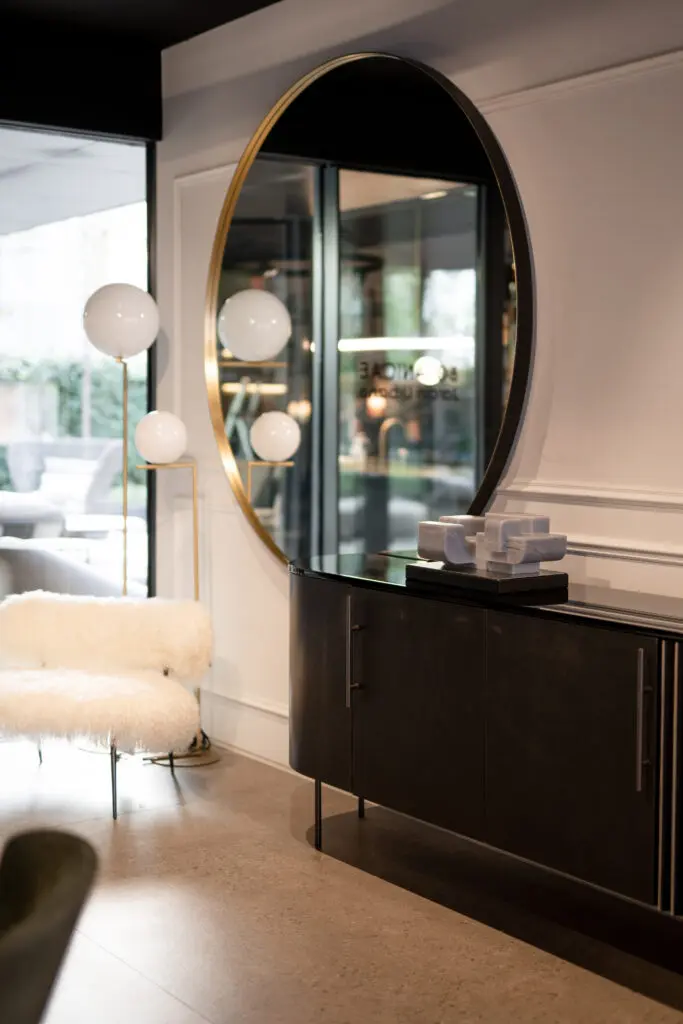 Renovación de la exposición en la recepción de nuestra tienda de muebles de lujo de Madrid