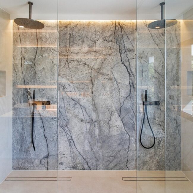 ducha de diseño con acabados en mármol gris
